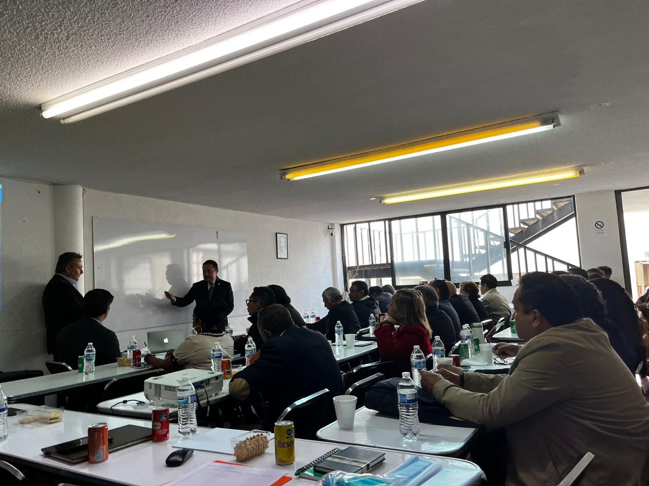 Participantes reunidos en una sala durante una actividad