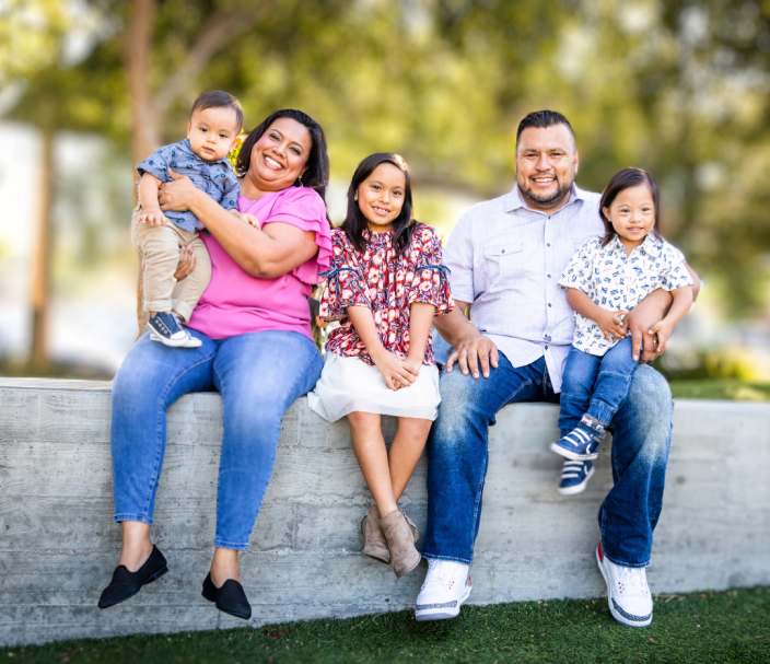 Familia reunida en un espacio al aire libre